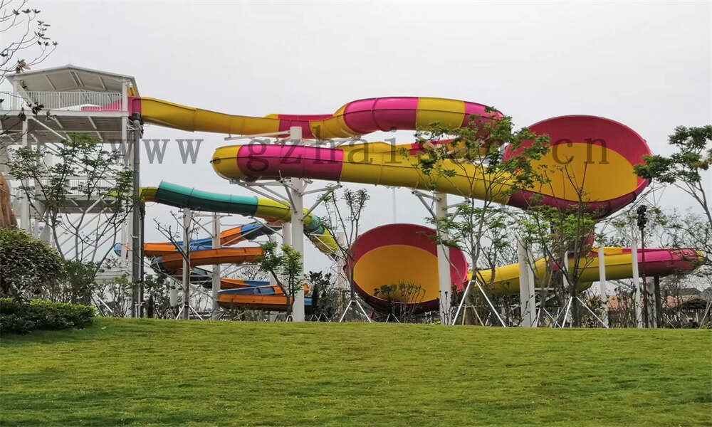 水上乐园畅享滑梯盛宴，尖叫欢乐一夏