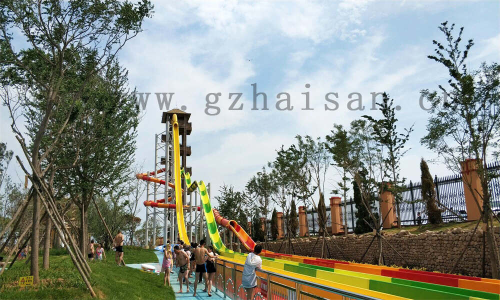 水上乐园设施狂欢，尽情畅享水上游乐盛宴