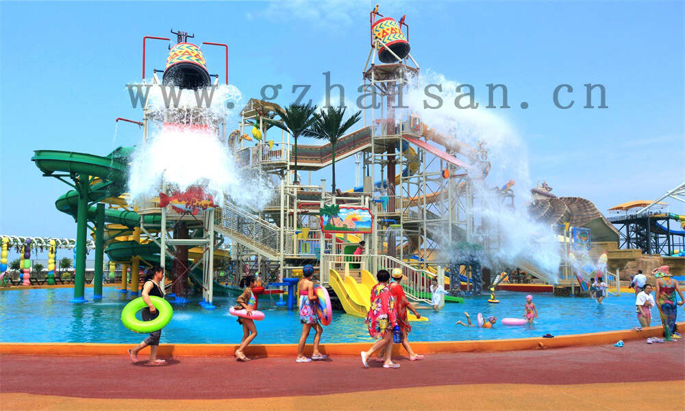 水上彩虹滑梯，畅享清凉夏日